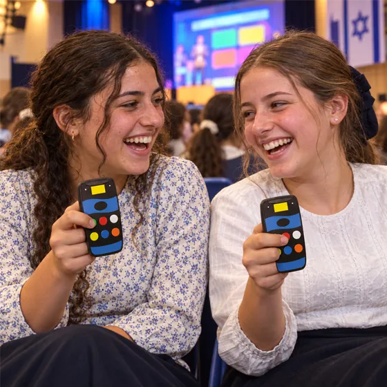 שתי בנות אולפנה צוחקות עם השלטים ביד